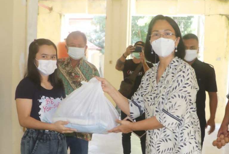 Rektor Unsrat bagikan sembako kepada mahasiswa penghuni rusunawa