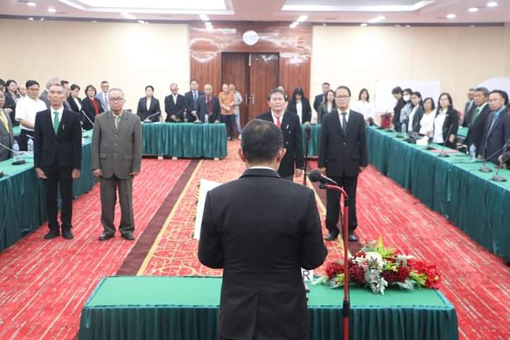 Rektor Unsrat Prof. Dr. Ir. Oktovian Berty Alexander Sompie, M.Eng, IPU saat melantik Ketua, Sekretaris dan Anggota Senat Unsrat periode 2023 - 2027 (Foto Humas Unsrat)